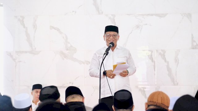 Sekda Gowa, Andy Azis Peter saat menghadiri Tausiah, Zikir dan Doa Kebangsaan yang dilaksanakan oleh Kanwil Kemenag Gowa bekerjasama dengan Polresta Gowa, di Masjid Agung Syekh Yusuf Kabupaten Gowa, Jumat, (14/08/2026). (Dok. Humas Gowa) 