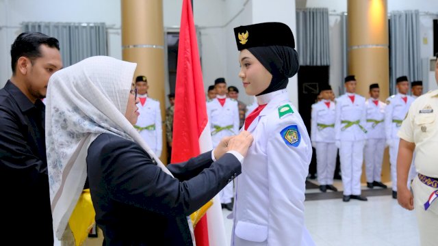 Bupati Gowa, Sitti Husniah Talenrang saat mengukuhkan Anggota Paskibraka Gowa di Baruga Karaeng Galesong, Kantor Bupati Gowa, Sabtu, (15/08/2026) malam kemarin. (Dok. Humas Gowa) 