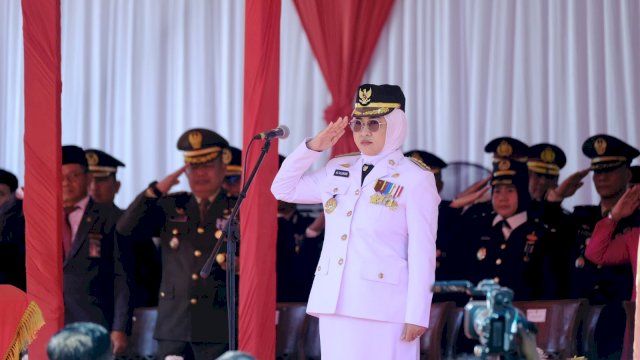 Bupati Gowa, Sitti Husniah Talenrang saat menghadiri Upacara Detik-Detik Proklamasi HUT RI Ke-81, di Taman Sultan Hasanuddin, Sungguminasa, Senin (17/08/2026). (Dok. Humas Gowa)
