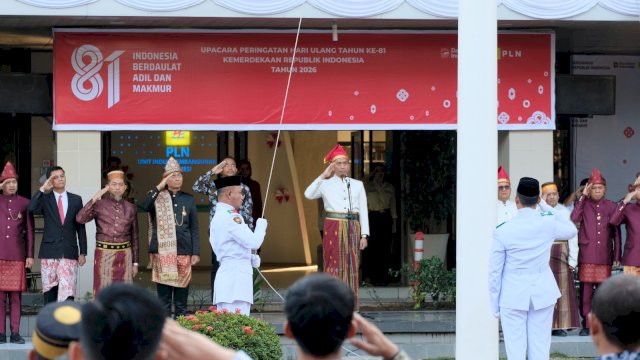 Suasana pelaksanaan Upacara HUT Kemerdekaan RI Ke-81 lingkup PLN se-Regional Kota Makassar, di halaman Kantor PLN Unit Induk Pembangunan (UIP) Sulawesi, Senin (17/08/2026) kemarin. Terlibat sebagai pembina upacara yakni General Manager PLN UIP3B Sulawesi Fermi Trafianto. (Dok. Humas PLN UIP Sulawesi) 