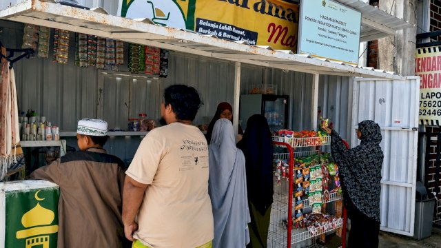 Aktivitas para santri yang berbelanja di minimarket Pondok Pesantren Ummul Qurra Kendari, beberapa waktu lalu. (Dok. LAZ Hadji Kalla) 