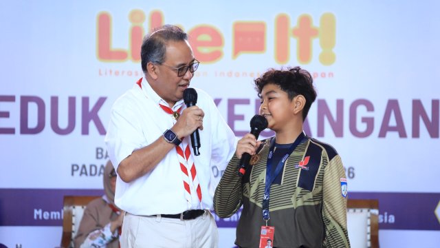 Kepala Eksekutif Pengawas Perilaku Pelaku Usaha Jasa Keuangan, Edukasi dan Pelindungan Konsumen OJK, Dicky Kartikoyono bersama salah satu peserta Talkshow Leaders Insight Pramuka Cakap Keuangan, di sela-sela Pelaksanaan Jambore Nasional XII Tahun 2026, di Buperta Cibubur, Jakarta, kemarin. (Dok. Otoritas Jasa Keuangan) 