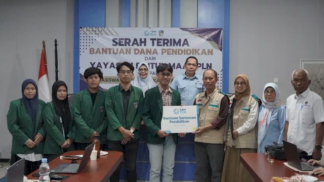 Ketua YBM PLN UIP Sulawesi, M. Pahri Jafar saat menyerahkan bantuan secara simbolik kepada mahasiswa FPIK UMI, di Ruang Pertemuan FPIK UMI, Rabu, (12/08/2026) lalu. (Dok. Humas PLN UIP Sulawesi) 