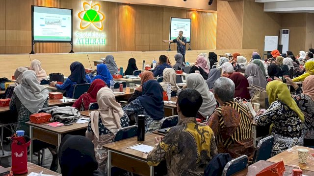 Direktur Sekolah Islam Athirah, Syamril saat mengisi materi pada Workshop Transformasi Sekolah bertema &ldquo;Strategi Transformasi Sekolah di Era Digital&rdquo;, di Auditorium Sekolah Islam Athirah Kajaolalido, Kamis (20/08/2026) kemarin. (Dok. Humas Sekolah Islam Athirah) 