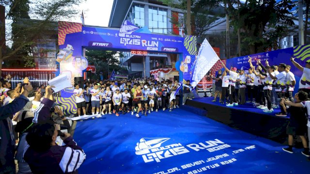 Sejumlah pelari antusias dalam pelaksanaan Sultan QRIS Run 2026. Tahun ini BI Sulsel mengajak para pelari melewati tujuh station untuk memperkenalkan tujuh tahun perjalanan kampanye QRIS di Sulawesi Selatan. (Dok. Humas BI Sulsel) 
