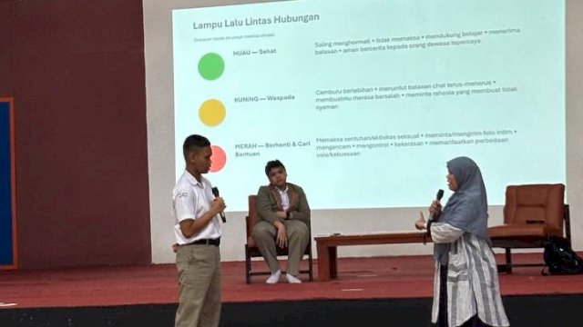 Psikolog, Novita Maulidya Jalal, S.Psi., M.Psi saat berinteraksi kepada salah satu peserta Kelas Inspirasi SMP Islam Athirah Bukit Baruga yang mengangkat tema &ldquo;Jatuh Cinta, Wajar? Cara Mengelola Perasaan agar Tetap Aman dan Bertanggung Jawab". (Dok. Sekolah SMP Islam Athirah Bukit Baruga). 