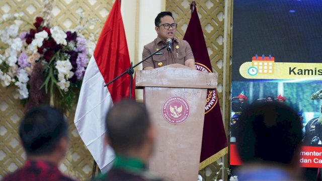 Wabup Gowa, Darmawangsyah Muin saat menghadiri kegiatan Workshop Pembinaan Kesadaran Bela Negara (PKBN) yang digelar Kementerian Pertahanan Republik Indonesia di Kabupaten Gowa. Pertemuan ini berlangsung di Gedung Serbaguna LL, Kamis (27/8/2026). (Dok. Humas Gowa) 