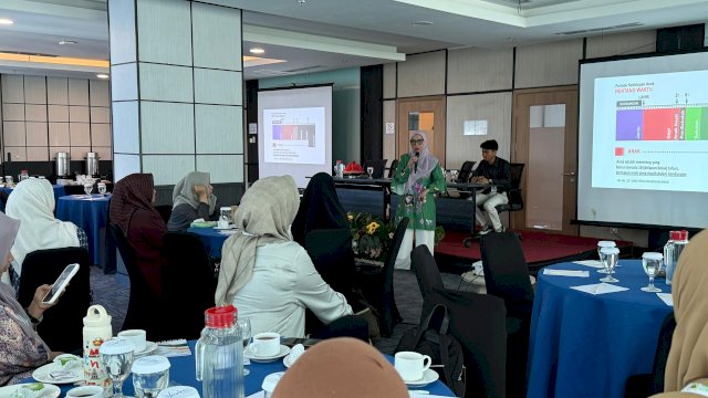 Salah satu pemateri dalam Athirah Edu-Parents Program (AEP) Volume 2 yang diikuti sejumlah orang tua siswa di Vasaka Hotel Makassar, kemarin. (Dok. Humas Sekolah Islam Athirah Makassar) 