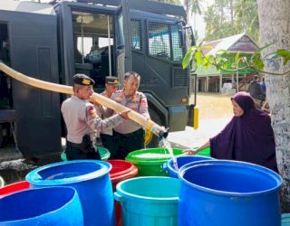 Kemarau Melanda, Polisi di Bulukumba Turun Langsung Salurkan Air Bersih untuk Warga
