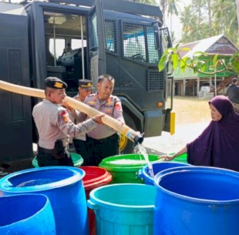Kemarau Melanda, Polisi di Bulukumba Turun Langsung Salurkan Air Bersih untuk Warga