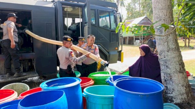 Krisis Air Bersih Akibat Kemarau, Polres Bulukumba Kirim Water Cannon Bantu Warga. [IST]