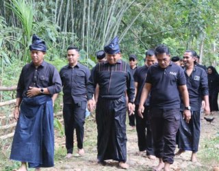 Kapolres Bulukumba Tempuh Jalan Berbatu Tanpa Alas Kaki, Temui Ammatoa Kajang