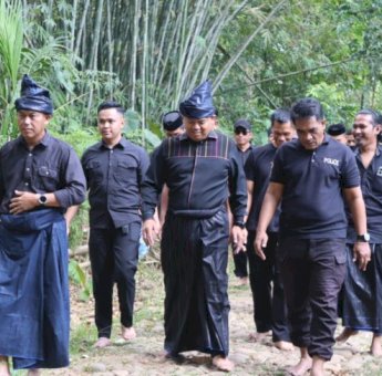 Kapolres Bulukumba Tempuh Jalan Berbatu Tanpa Alas Kaki, Temui Ammatoa Kajang