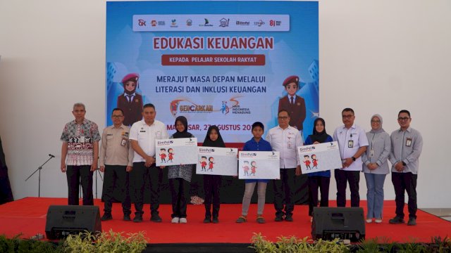 Kepala OJK Sulselbar, Moch Muchlasin (kelima kanan) saat menghadiri Puncak Hari Indonesia Menabung (HIM) dan Bulan Literasi Keuangan (BLK) 2026, di Sekolah Rakyat Terintegrasi 3 (SRT 3) Provinsi Sulawesi Selatan, Kecamatan Biringkanaya, Kota Makassar, Kamis, (27/08/2026) kemarin. (Dok. Otoritas Jasa Keuangan) 
