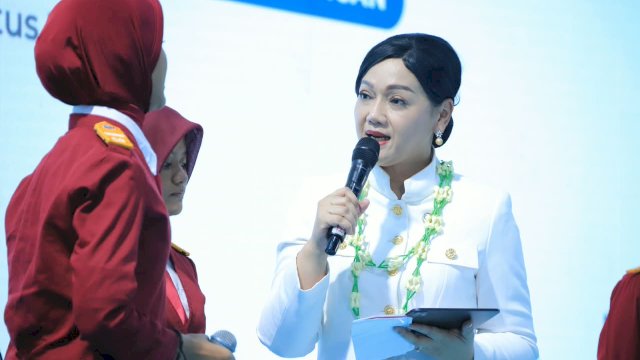 Ketua Dewan Komisioner OJK, Friderica Widyasari Dewi saat menghadiri Puncak Hari Indonesia Menabung dan Bulan Literasi Keuangan 2026, di Sekolah Rakyat Menengah Atas (SRMA) 13 Bekasi, Jumat (28/08/2026). (Dok. Otoritas Jasa Keuangan) 