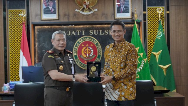 General Manager PLN UIP Sulawesi, I Gusti Made Aditya San Adinatha berfoto bersama Kepala Kejati Sulsel, Muhammad Syarifuddin usai pertemuan silaturahmi, di Kantor Kejati Sulsel pada Rabu, (26/08/2026) lalu. (Dok. Humas PLN UIP Sulawesi) 