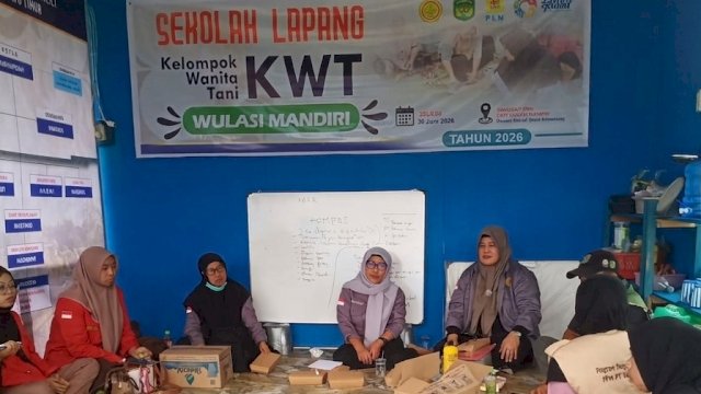 Penyuluh pertanian memberikan materi pengelolaan lahan dan pembuatan kompos kepada anggota KWT Wulasi Mandiri dalam program pemberdayaan masyarakat oleh PLN UIP Sulawesi di Desa Manurung, Luwu Timur. (Dok. Humas PLN UIP Sulawesi) 