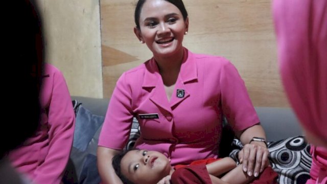 Ketua Bhayangkari Cabang Bulukumba Ny. Indah Luckyto memberikan perhatian penuh kepada putra AIPTU Suriadi dalam kunjungan program Bhayangkari Peduli di kediaman personel Polsek Bontotiro, Kabupaten Bulukumba. [IST]