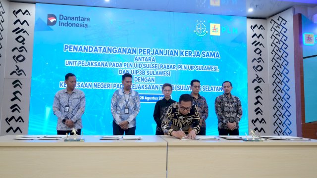 PLN UIP Sulawesi bersama Kepala Kejaksaan Negeri se-Wilayah Hukum Kejaksaan Tinggi Sulawesi Selatan melakukan penandatanganan kerjasama di Aula Kantor PLN UID Sulselrabar, Makassar, Jumat, (28/08/2026) kemarin. (Dok. Humas PLN UIP Sulawesi)