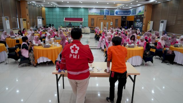 Peserta &ldquo;Perempuan Tangguh Bencana&rdquo; dibekali keterampilan dasar P3K bersama PMI Kota Makassar sebagai bekal memberikan pertolongan pertama dalam situasi darurat. (Foto: Istimewa)