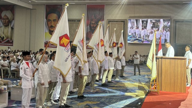 Pengukuhan sekaligus penyerahan SK kepada 7 ketua DPC Partai Gerindra yang baru di Sulsel dalam kegiatan Rakorda DPD Partai Gerindra Sulawesi Selatan di Upper Hills, Jalan Metro Tanjung Bunga, Kota Makassar, Selasa (4/8/2026). (Foto: Istimewa)