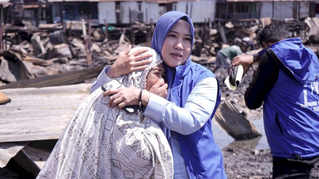 Anggota DPRD Sulsel, Fatma Wahyuddin saat turun langsung meninjau lokasi kebakaran yang terjadi di Kelurahan Tallo, Kecamatan Tallo, Kota Makassar, Sabtu (1/8/2026). (Foto: Istimewa)