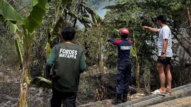 Ket: Tim FORDES MATAPPA Bonelemo Cepat Tanggap Padamkan Kebakaran Lahan