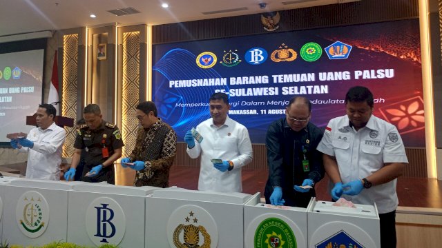 Bank Indonesia bersama BOTASUPAL Sulsel secara simbolik memusnahkan uang Rupiah palsu, di Ballroom Kantor BI Sulsel, Selasa, (11/08/2026). (Chaerani/Republiknews.co.id)