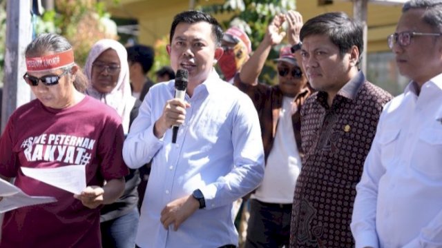 Anggota Komisi B DPRD Sulsel, Heriwawan saat menerima aspirasi gabungan pengusaha dan peternak ayam petelur Sulawesi Selatan di halaman kantor sementara DPRD Sulsel, Jalan AP Pettarani, Makassar, Senin (10/8/2026). (Foto: Humas DPRD Sulsel)