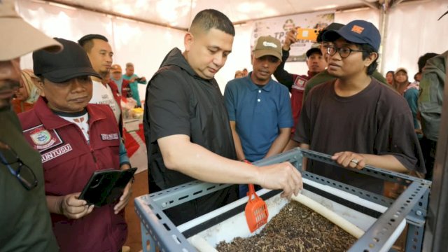 Wali Kota Makassar, Munafri Arifuddin saat menghadiri giat Jelajah Sampah yang dilaksanakan Dinas Lingkungan Hidup (DLH) Kota Makassar di Kecamatan Tamalanrea, Jalan Bumi Tamalanrea Permai, Minggu (16/8/2026). (Foto: Istimewa)