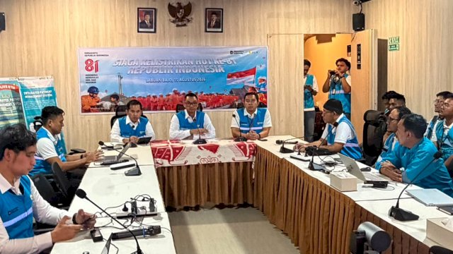 Direktur Utama PLN, Darmawan Prasodjo, saat memimpin rapat koordinasi siaga bencana Flores, Nusa Tenggara Timur, sekaligus melakukan konferensi pers di PLN Unit Pelayanan Pelanggan Flores Bagian Barat, Manggarai Barat, Sabtu (15/8/2026). (Foto: Istimewa)