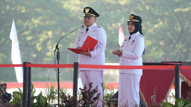Wali Kota Makassar, Munafri Arifuddin bersama Wakil Wali Kota Makassar, Aliyah Mustika Ilham saat memimpin upacara pengibaran Sang Merah Putih dalam rangka HUT ke-81 RI di Lapangan Karebosi Makassar, Senin (17/8/2026). (Foto: Istimewa)