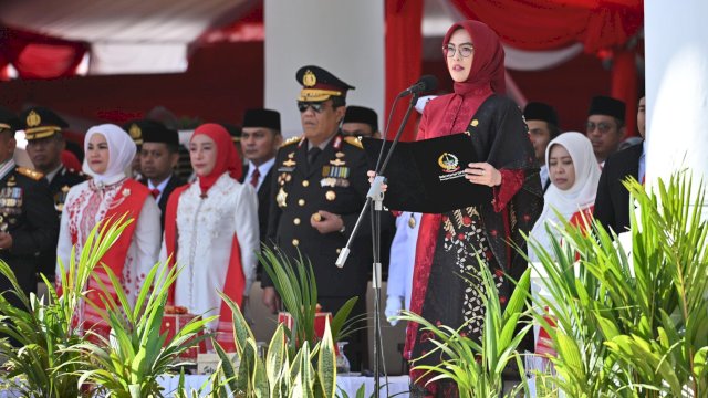 Ketua DPRD Sulsel, Andi Rachmatika Dewi saat bertugas membacakan teks Proklamasi pada upacara peringatan HUT ke-81 Kemerdekaan Republik Indonesia di Rumah Jabatan Gubernur Sulawesi Selatan, Minggu (17/8/2026). (Foto: Humas DPRD Sulsel)