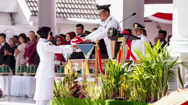 Gubernur Sulsel, Andi Sudirman Sulaiman saat memimpin upacara peringatan HUT ke-81 Republik Indonesia tingkat Provinsi Sulawesi Selatan di Lapangan Rumah Jabatan Gubernur Sulsel, Jalan Jenderal Sudirman, Makassar, Senin (17/8/2026). (Foto: Istimewa)
