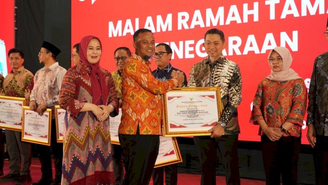 General Manager PLN UID Sulselrabar Edyansyah, Gubernur Sulawesi Selatan Andi Sudirman Sulaiman, dan Wakil Gubernur Sulawesi Selatan Fatmawati Rusdi dalam penyerahan penghargaan kepada PLN UID Sulselrabar pada Malam Ramah Tamah Kenegaraan HUT ke-81 RI, Senin (17/8/2026). (Foto: Istimewa)