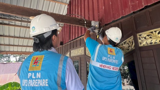 Ilustrasi petugas PLN saat melakukan penambahan daya pada kWh meter milik pelanggan di Kabupaten Sidrap, Sulawesi Selatan. (Foto: Istimewa)