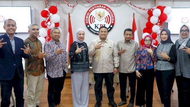 Muhammad Hasrul Hasan (tengah) terpilih sebagai Ketua Komisi Penyiaran Indonesia (KPI) Pusat periode 2026-2029. (Foto: Istimewa)