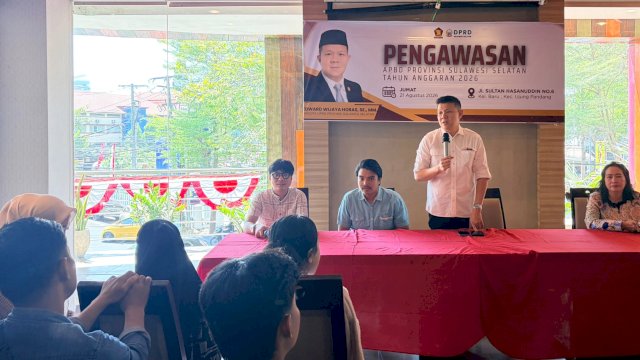 Anggota DPRD Sulsel, Edward Wijaya Horas saat melaksanakan kegiatan pengawasan APBD Provinsi Sulawesi Selatan tahun anggaran 2026 di Jalan Sultan Hasanuddin, Kelurahan Baru, Kecamatan Ujung Pandang, Kota Makassar, Jumat (21/8/2026). (Foto: Istimewa)
