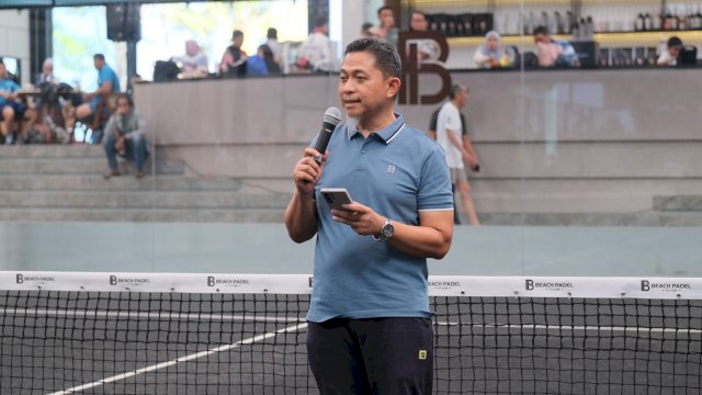 General Manager PLN UID Sulselrabar, Edyansyah, menyampaikan sambutan sekaligus membuka secara resmi rangkaian PLN Mobile Padel Competition 2026 "Smash Your Energy". (Foto: Istimewa)