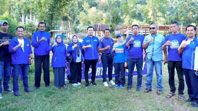 Ketua DPC Demokrat Sinjai, Heriwawan bersama jajaran pengurus di tengah-tengah pesta rakyat di Lapangan Manimpahoi, Desa Saotengnga, Kecamatan Sinjai Tengah, Kabupaten Sinjai, Minggu (23/8/2026). (Foto: Istimewa)