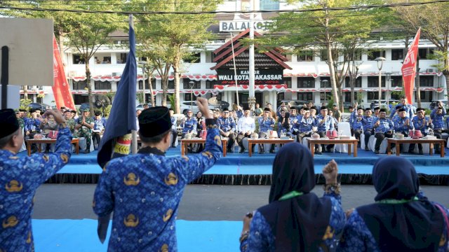 Defile kafilah MTQ VIII Korps Pegawai Republik Indonesia (KORPRI) Tingkat Nasional Tahun 2026 resmi dilepas di halaman Balai Kota Makassar, Senin (24/8/2026). (Foto: Istimewa)