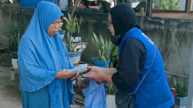 Ket: FORDES Balla Bagikan Masker ke Warga