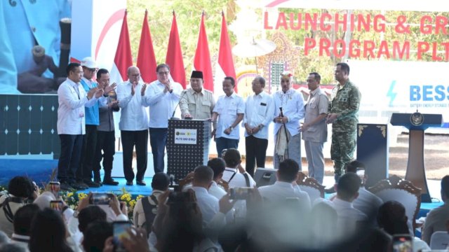 Presiden Republik Indonesia, Prabowo Subianto secara simbolis melakukan penekanan tombol dalam Launching dan Groundbreaking Program PLTS 100 GWp di Gilimanuk, Bali, Selasa (25/8/2026). (Foto: Istimewa)