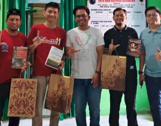 Hidupkan Budaya Literasi, Ahmad Kohawan Salurkan Koleksi Buku Tri Astoto Kodarie ke Sekolah Muhammadiyah