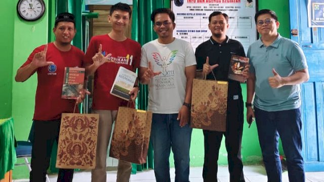 Ket: Membagikan Buku Ke Sekolah
