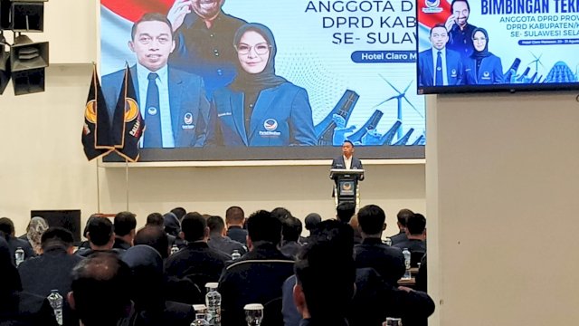 Ketua DPW NasDem Sulsel, Syaharuddin Alrif saat memberikan arahan dalam kegiatan bimtek di Hotel Claro, Jalan AP Pettarani, Makassar, Minggu (30/8/2026). (Foto: Istimewa)