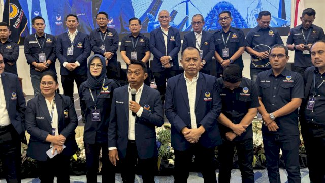 Ketua DPW NasDem Sulsel, Syaharuddin Alrif (tengah) saat memberikan keterangan pers di sela-sela bimtek anggota DPRD Provinsi dan DPRD kabupaten/kota se-Sulsel di Hotel Claro, Jalan AP Pettarani, Makassar, Minggu (30/8/2026). (Foto: Istimewa)
