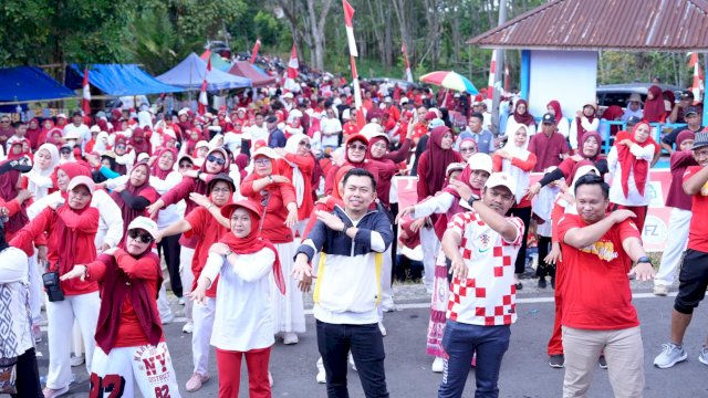 Anggota DPRD Sulsel, Heriwawan saat menghadiri jalan sehat yang digelar di Desa Sukamaju, Kecamatan Tellulimpoe, Kabupaten Sinjai, Minggu (30/8/2026). (Foto: Istimewa)