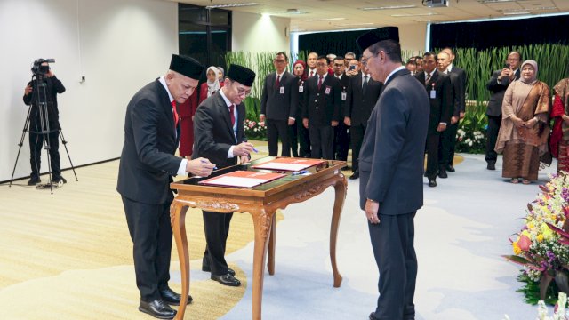 Wakil Ketua Dewan Komisioner Otoritas Jasa Keuangan (OJK), Hernawan Bekti Sasongko melantik dan mengambil sumpah jabatan pimpinan satuan kerja pejabat setingkat Deputi Komisioner dan Kepala Departemen, di Jakarta, kemarin. (Dok. Otoritas Jasa Keuangan) 