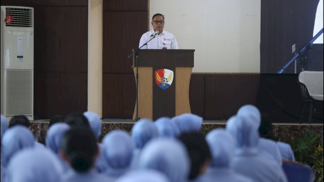 Kepala OJK Sulselbar, Moch Muchlasin saat memberikan sambutan pada Edukasi Keuangan bagi personel Lanud Hasanuddin beserta keluarga, di Gedung Serba Guna Pangkalan TNI Angkatan Udara Sultan Hasanuddin, kemarin. (Dok. Humas OJK Sulselbar) 